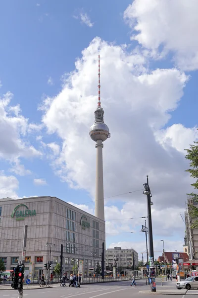 A Torre de TV localizada na Alexanderplatz em Berlim, Alemanha — Fotografia de Stock