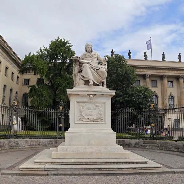 Standbeeld van alexander von humboldt buiten humboldt Universiteit in Berlijn, Duitsland. — Stockfoto