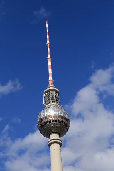 La Torre de TV situada en la Alexanderplatz de Berlín, Alemania — Foto de Stock