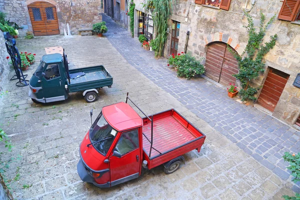 Bolsena, Italien - 28 juni 2015: pittoreska gamla gatan med dwell — Stockfoto