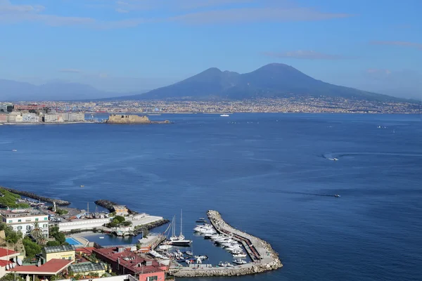 Panorama de Naples. Naples est la capitale de la région italienne Campanie et la troisième plus grande municipalité d'Italie . — Photo