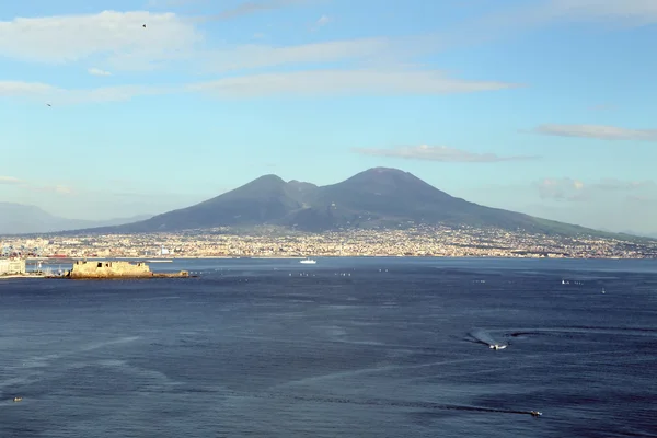 Panorama de Naples. Naples est la capitale de la région italienne Campanie et la troisième plus grande municipalité d'Italie . — Photo