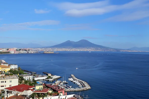 Panorama van Napels. Napels is de hoofdstad van de Italiaanse regio Campania en de derde grootste gemeente in Italië. — Stockfoto