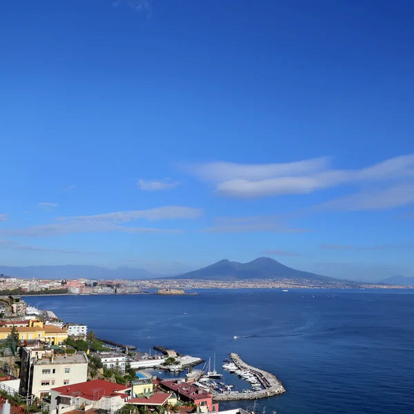 Panorama z Neapole. Neapol je město v italském regionu Kampánie a třetí největší obec v Itálii. — Stock fotografie