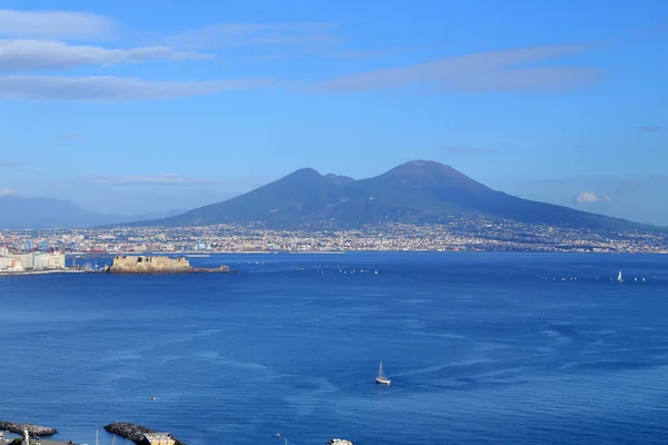 ナポリのパノラマ。ナポリはイタリア地域のカンパニア州の首都であり、イタリアで 3 番目に大きい自治体です。. — ストック写真