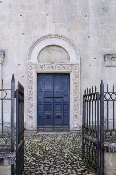 Vista da Basílica Valvense de San Pelino em Corfinio, L 'Aquila, na região de Abruzzo - Itália — Fotografia de Stock