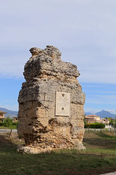 Roman grobów w pobliżu Bazyliki S.Pelino. Corfinio – Włochy — Zdjęcie stockowe