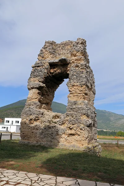 Роман могили біля базиліки S.Pelino. Корфініо - Італія — стокове фото