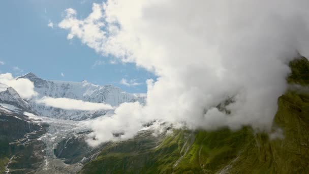Białe Chmury Cumulus Toczące Się Nad Pokrytymi Śniegiem Górami Grindelwald — Wideo stockowe