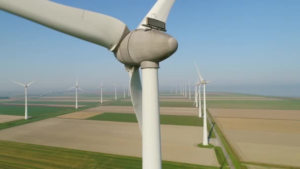 杂乱的田野里的风力涡轮机 Eemshaven Groningen — 图库视频影像
