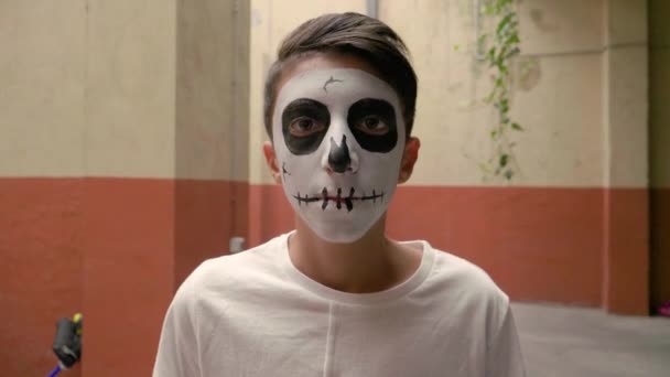 Retrato Adolescente Con Cara Pintada Como Cráneo Para Halloween — Vídeos de Stock