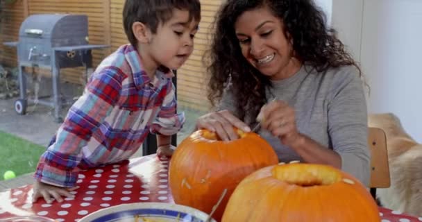 Mor Med Son Snida Pumpa För Halloween — Stockvideo