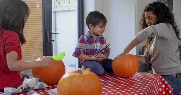 Mãe Com Filho Filha Esculpindo Abóbora Para Halloween — Vídeo de Stock