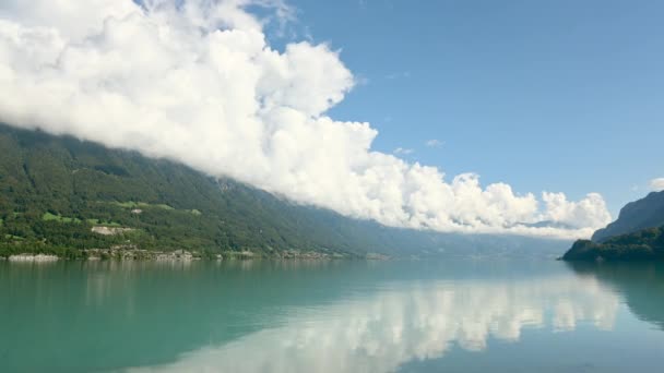 白积云在湖山上空滚动 瑞士伯尔尼Boningen — 图库视频影像