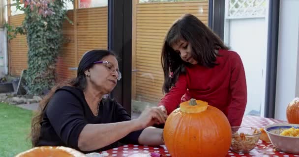 Abuela Nieta Tallando Calabaza Para Halloween — Vídeos de Stock