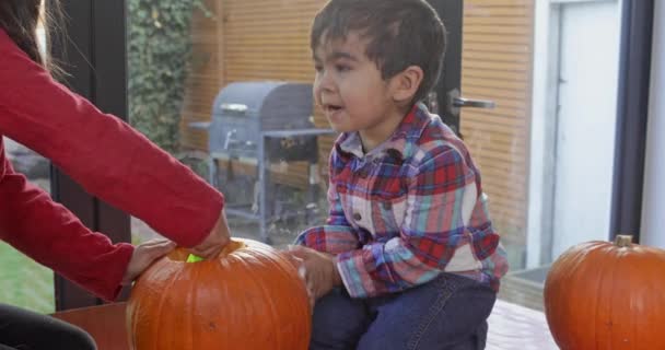 Hermano Hermana Tallando Calabaza Para Halloween — Vídeos de Stock