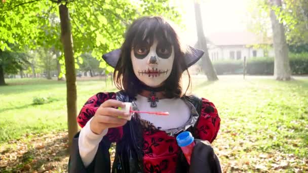 Menina Com Rosto Pintado Como Crânio Traje Halloween Soprando Bolhas — Vídeo de Stock