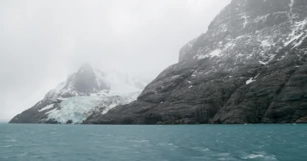 Mar Nuvens Cobrindo Montanhas Rochosas Com Neve Geórgia Sul Território — Vídeo de Stock