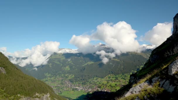 Białe Chmury Kumulujące Nad Górami Zieloną Doliną Grindelwald Berno Szwajcaria — Wideo stockowe