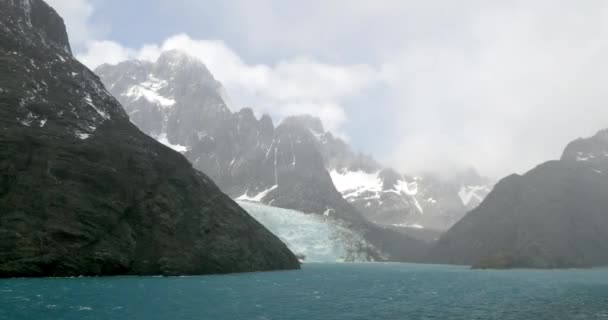 Zee Rotsachtige Bergen Met Gletsjer Bedekt Met Wolken Zuid Georgië — Stockvideo