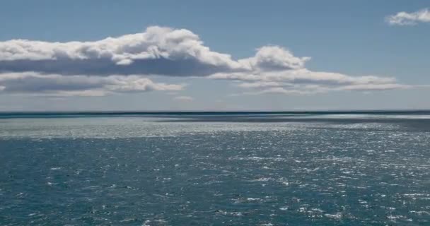 Luz Del Sol Refleja Superficie Azul Del Mar Con Nubes — Vídeos de Stock
