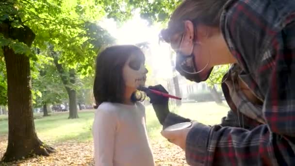 Frau Bemalt Mädchengesicht Für Halloween Park — Stockvideo