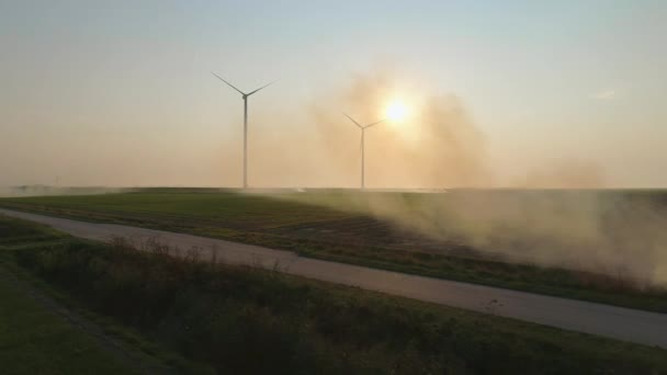 Turbiny Wiatrowe Dym Polach Zachodzie Słońca Eemshaven Groningen Holandia — Wideo stockowe