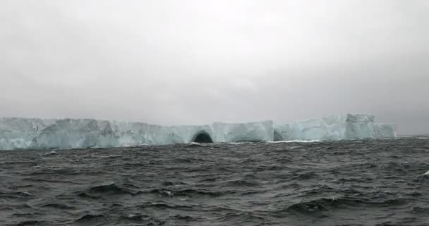 Nuages Orageux Sur Grand Iceberg Avec Grotte Mer Agitée Géorgie — Video