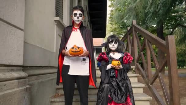 Porträtt Flicka Och Pojke Halloween Kostym Och Målade Ansikten Med — Stockvideo