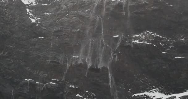 Agua Que Fluye Cara Roca Con Manchas Nieve Georgia Del — Vídeos de Stock
