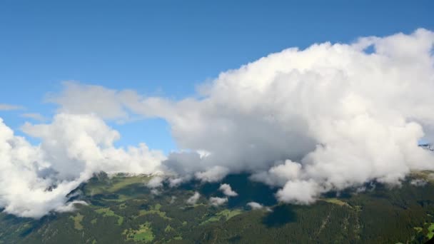 Białe Chmury Cumulus Toczące Się Nad Górami Grindelwald Berno Szwajcaria — Wideo stockowe