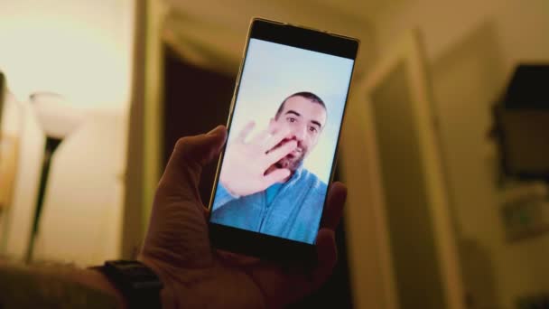 Smartphone Main Tenant Homme Avoir Appel Vidéo Avec Ami Souriant — Video