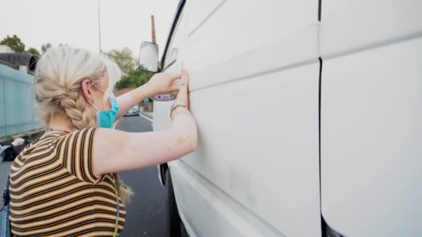Mujer Mascarilla Aplicando Cinta Adhesiva Mini Van — Vídeos de Stock