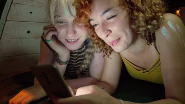 Leszbikus Pár Nézi Smartphone Van Csomagtartó Éjjel — Stock videók