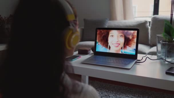 Mujer Joven Teniendo Videollamada Con Amigo — Vídeo de stock
