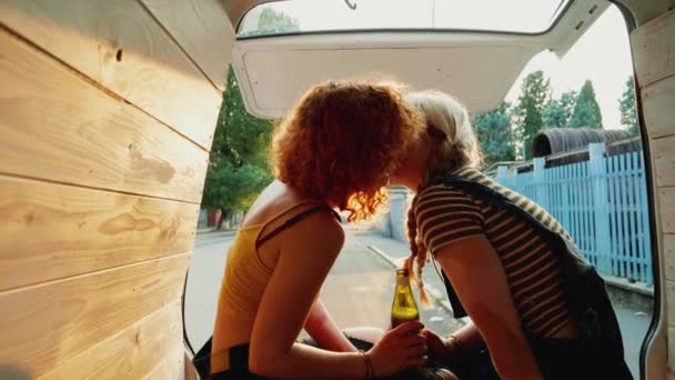 Лесбійська Пара Цілується Відкритому Багажнику Фургона Заході Сонця — стокове відео
