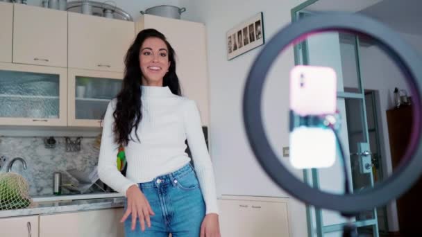 Genç Bir Kadın Mutfakta Akıllı Telefonun Önünde Dans Ediyor — Stok video