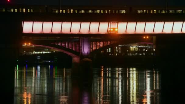 Züge Fahren Nachts Auf Einer Brücke Über Die Themse Vorbei — Stockvideo