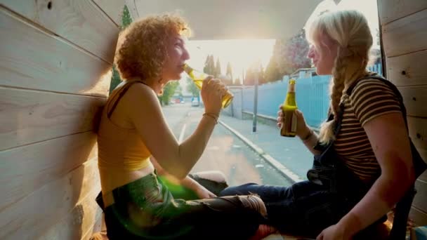 Pareja Lesbiana Brindando Con Botellas Cerveza Camioneta Abierta Atardecer — Vídeos de Stock