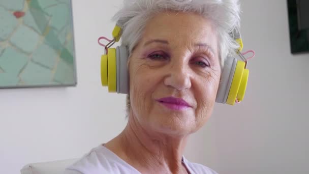 Porträt Einer Lächelnden Seniorin Mit Kopfhörern — Stockvideo