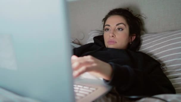 Νεαρή Γυναίκα Που Χρησιμοποιεί Φορητό Υπολογιστή Στο Κρεβάτι — Αρχείο Βίντεο