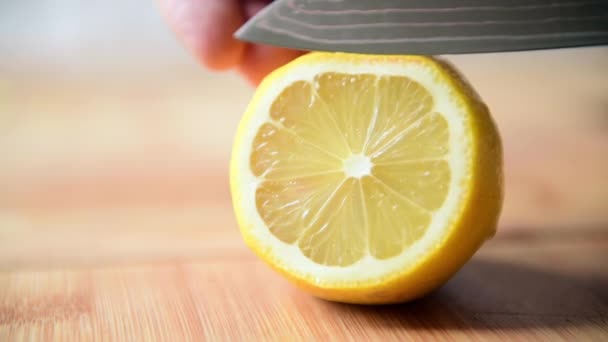 Händer Skära Citron Skärbräda — Stockvideo