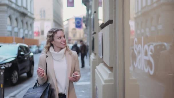 微笑的女人看着商店橱窗 意大利佛罗伦萨 — 图库视频影像
