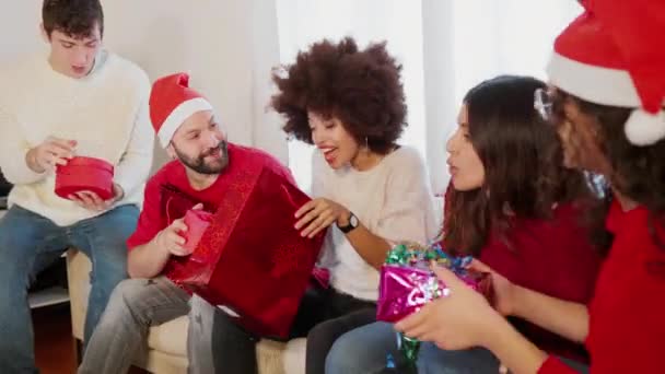 Amigos Compartiendo Regalos Navidad Casa — Vídeos de Stock