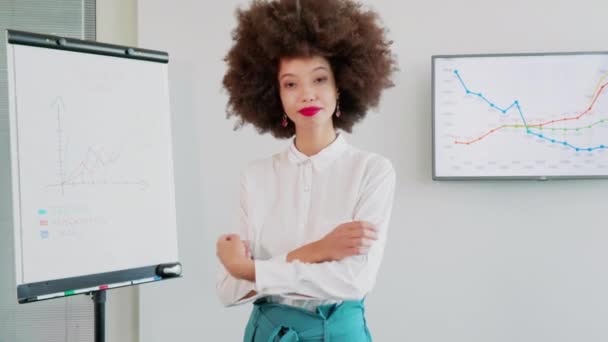 Donna Affari Sorridente Con Capelli Afro Piedi Ufficio Flipchart — Video Stock