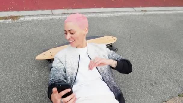 Jovem Mulher Comunicando Smartphone Enquanto Inclina Skate — Vídeo de Stock