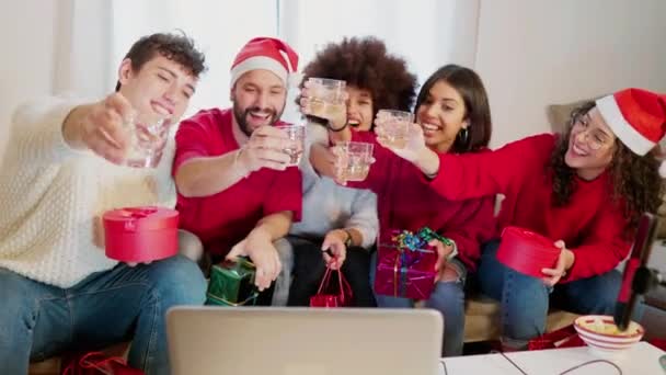 Amigos Con Regalos Navidad Tostadas Delante Computadora Portátil Casa — Vídeos de Stock