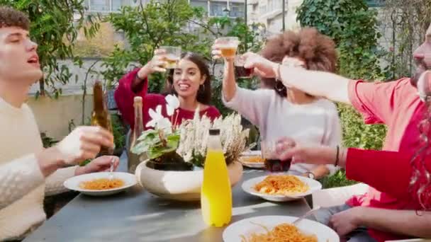 Glimlachende Vrienden Toasten Aan Tafel Terras — Stockvideo