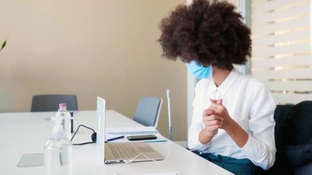Жінка Масці Обличчя Дезінфікує Руки Працює Ноутбуці Офісі — стокове відео