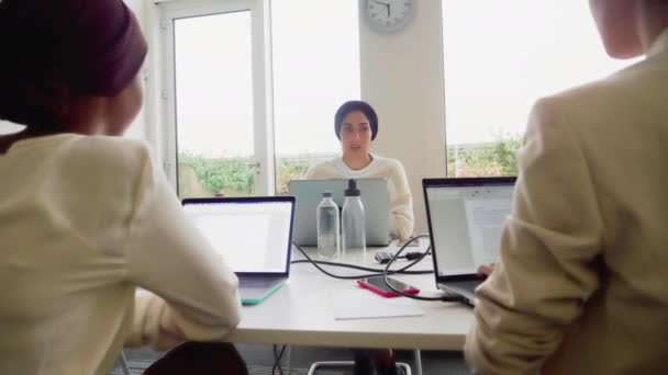 Mujeres Negocios Que Usan Computadoras Portátiles Oficina — Vídeo de stock